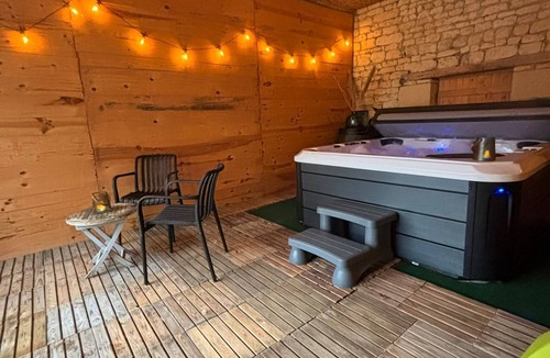 Loudun House | Gîte de Charme avec Jacuzzi Privé - Relaxation near the Loire Castles