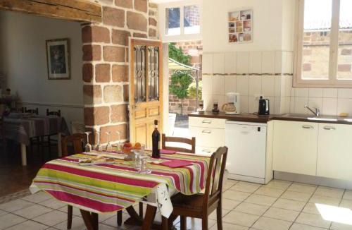 Vars-sur-Roseix Apartment | Gîte de France à Vars-sur-Roseix 3 épis - Gîte de France 9 personnes MAE-0184