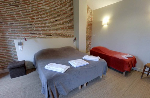 Castelsarrasin House | Gîte de groupe Manzana - sleeps 22