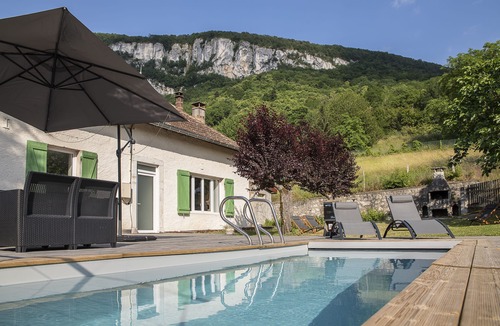 Champagneux House | Gîte de la Cascade, Maison Spacieuse Avec Piscine