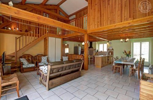 Apinac House | Gîte de la croix