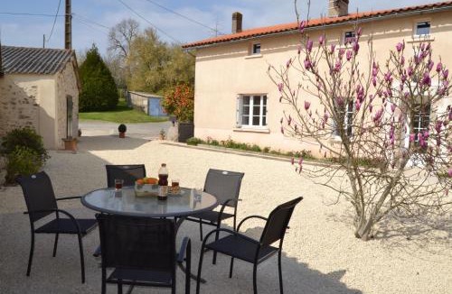 Combrand House | Gîte de la Foye - Le magnolia