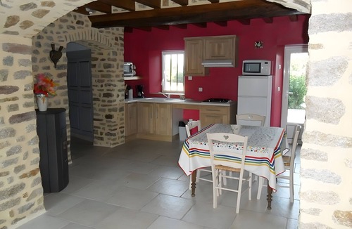 Moulay House | Gîte de la Haie Bourgère: Holiday Home with Private Terrace and Wi-Fi