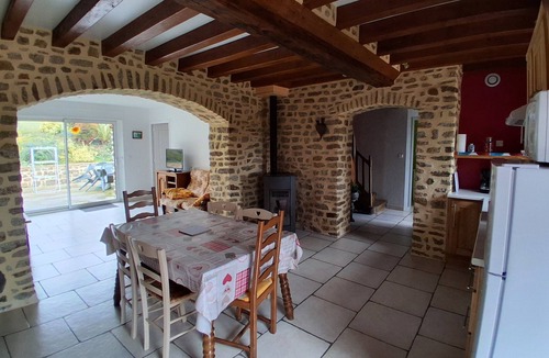 Moulay House | Gîte de la Haie Bourgère: Holiday Home with Private Terrace and Wi-Fi