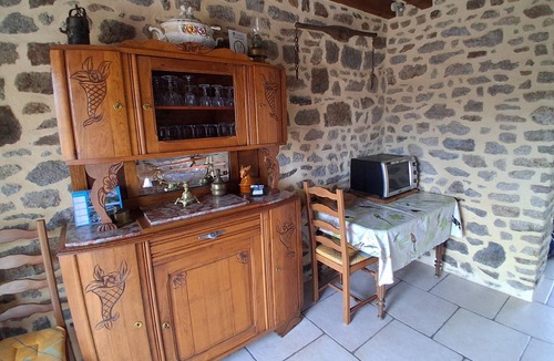 Moulay House | Gîte de la Haie Bourgère: Holiday Home with Private Terrace and Wi-Fi
