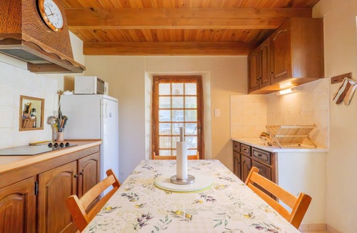 Banne House | Gîte de la Troulière: Lake View, Private Terrace and Garden