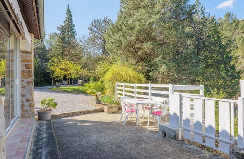 Banne House | Gîte de la Troulière: Lake View, Private Terrace and Garden