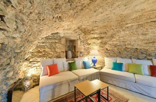 Leynhac Villa | Gîte de Prestige dans un Fort, Jacuzzi, 8 pers