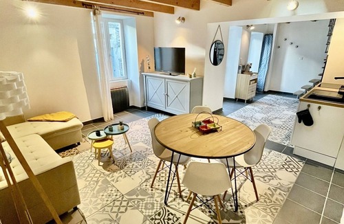 Alba-la-Romaine Apartment | Gîte de Standing 2/4p au Coeur du Village Classé D'alba LA Romaine