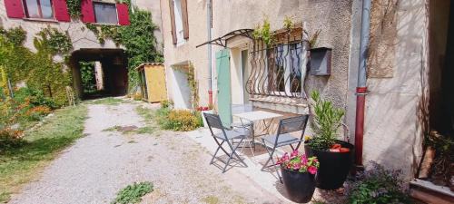 Saint-Jurs Apartment | Gîte Des Jardins