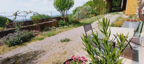 Saint-Jurs Apartment | Gîte Des Jardins