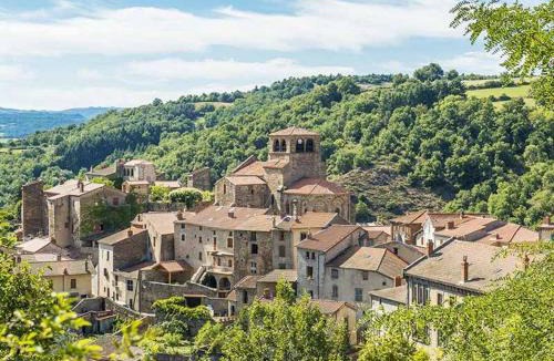 Auzon House | Gîte des Remparts près de Clermont, confort et charme - FR-1-582-541