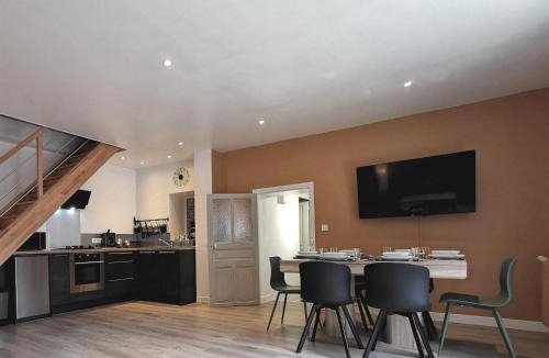 Auzon House | Gîte des Remparts près de Clermont, confort et charme - FR-1-582-541