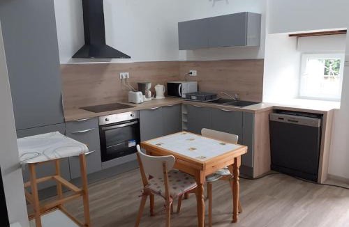Saint-Pierre-du-Regard Apartment | Gîte des Vergers "Les Cerisiers"