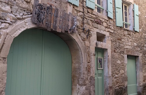 Aigueze House | Gîte du Cabinet de Curiosités