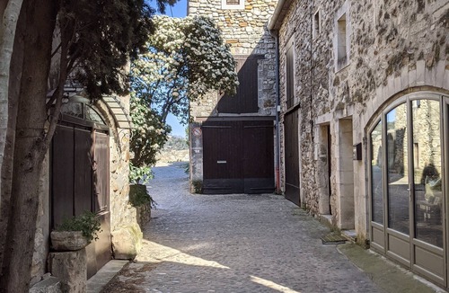 Aigueze House | Gîte du Cabinet de Curiosités