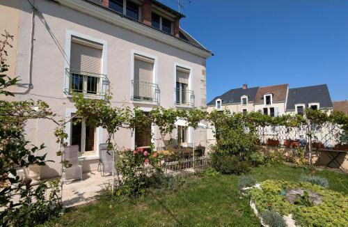 Montargis Apartment | Gîte du Canal à Montargis: Charme, Jardins & Culture - FR-1-590-581