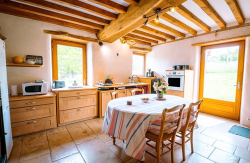 La Hoguette House | Gîte Du Chêne: Private Terrace, Garden, Wi-Fi, 3 Bedrooms, 6 Guests, La Hoguette