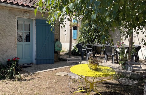 Saint-Priest-Bramefant Apartment | Gîte du Ruisseau