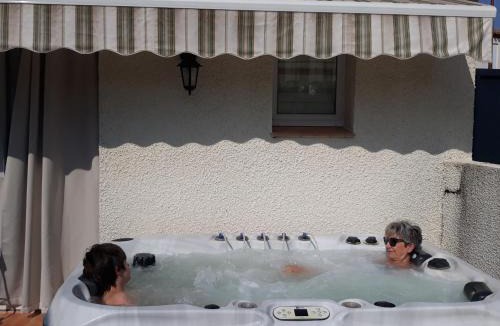 Pouzolles Apartment | Gîte du Soleil, climatisé avec piscine chauffée d'avril à novembre, et jacuzzi