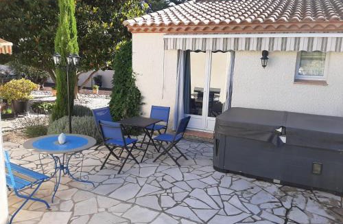 Pouzolles Apartment | Gîte du Soleil, climatisé avec piscine chauffée d'avril à novembre, et jacuzzi