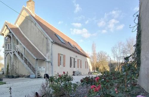 Saint-Firmin-sur-Loire House | Gîte en forêt avec jardin, terrasse et parking près de la Loire - FR-1-590-530