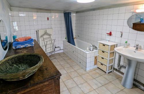 Coulevon House | Gîte entre ville et campagne, Wi-Fi gratuit, sur circuit des peintres - FR-1-583-502