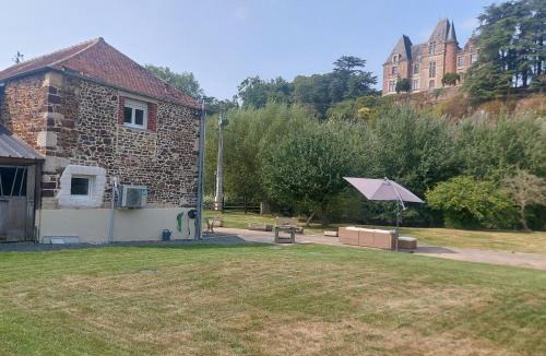 Serans House | Gîte familial au bord de l'Orne, au pied du château de Mesnil-Glaise