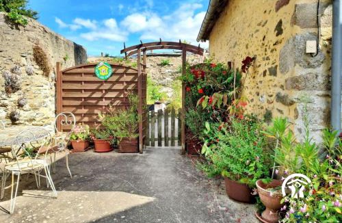 Montjean House | Gîte familial avec piscine, pêche et activités nature - Jusqu'à 6 pers - FR-1-600-66