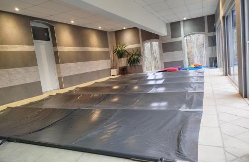 Celles-sur-Plaine House | Gîte "fils et cotons" Piscine Intérieure chauffée à l'année et sauna