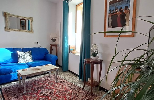 Pierrerue Ski Chalet | Gîte Florence Proche St Chinian. Piscine Privée et Jardin Rivière. Parking