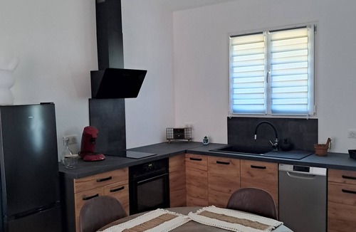 Saint-Martin-de-Pallieres Cottage | Gîte sleeps 2 to 4 pool jacuzzi