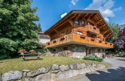 Araches-la-Frasse Apartment | Gîte in chalet 6/8 pers private entrance,ski shuttle ,Balneo bathroom