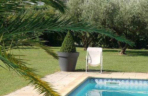 Saint-Paulet-de-Caisson Cottage | Gîte in a vineyard