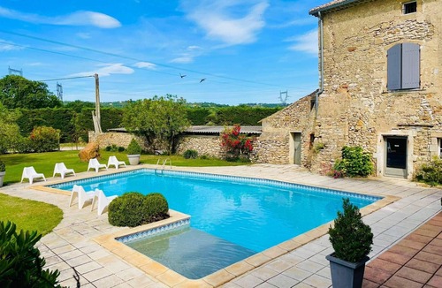 Saint-Paulet-de-Caisson Cottage | Gîte in a vineyard