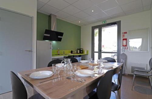 Lonlay-l'Abbaye House | Gîte indépendant adapté PMR à Lonlay-l'Abbaye - FR-1-497-234