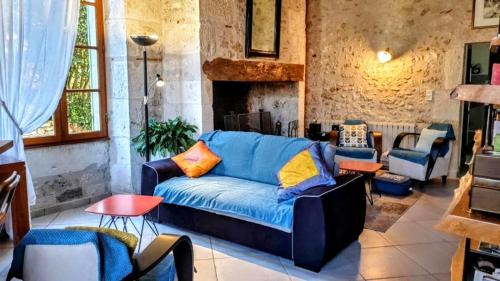 Bourran House | Gîte Kiwi - 3 chambres - grand jardin - piscine chauffée - grande terrasse - hamac- cheminée