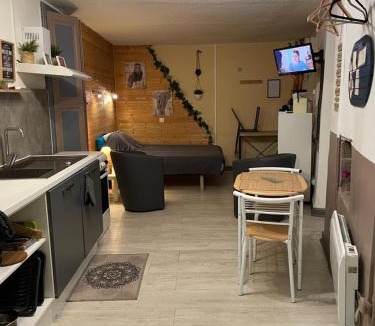 Saint-Ambroix Apartment | Gîte L'étape - indépendant & plein pied