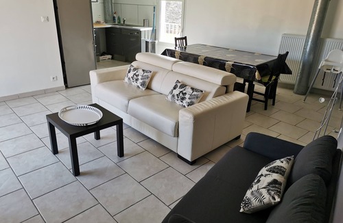 Saint-Georges-sur-Cher Apartment | Gîte * L'Aérostier 5 p, bright and comfortable