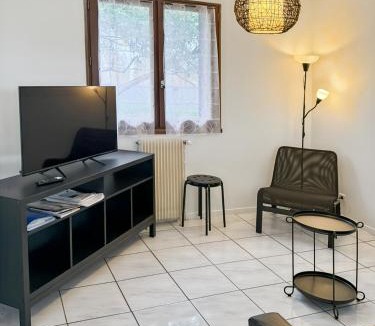 Saint-Pantaleon-de-Lapleau House | Gîte le Bistrot, 3ch, 6pers