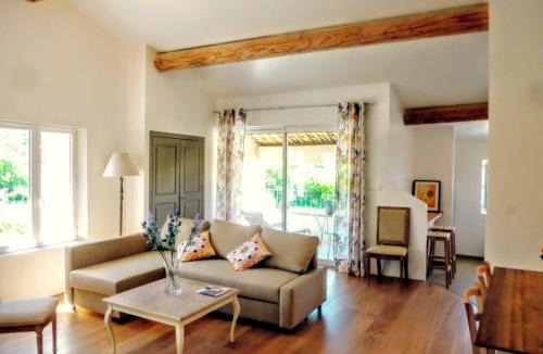 Le Chaffaut-Saint-Jurson Apartment | Gîte La Bastide Flora