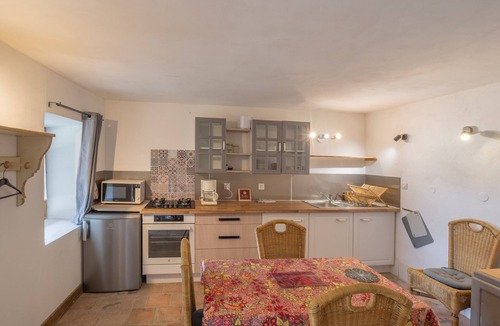 Bessas Cottage | Gîte 'La Bergerie - Le Mas De Peyraube' with Shared Pool, Communal Garden & Wi-Fi