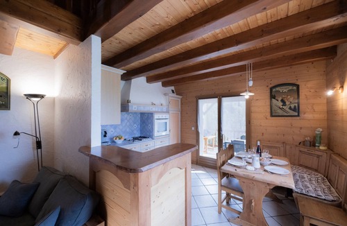 Manigod House | Gîte La Clé Des Champs: Mountain View, Private Terrace & Wi-Fi