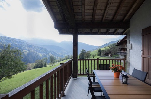 Manigod House | Gîte La Clé Des Champs: Mountain View, Private Terrace & Wi-Fi