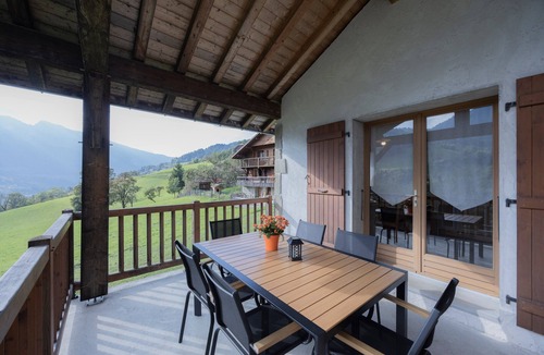 Manigod House | Gîte La Clé Des Champs: Mountain View, Private Terrace & Wi-Fi