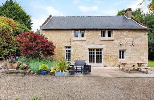 Deneze-sous-Doue House | Gîte La Gentilhommière: private terrace, private garden, and Wi-Fi