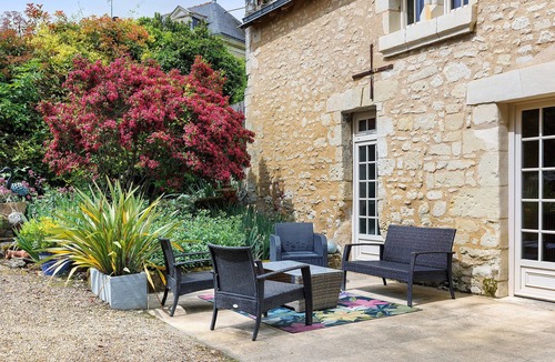 Deneze-sous-Doue House | Gîte La Gentilhommière: private terrace, private garden, and Wi-Fi