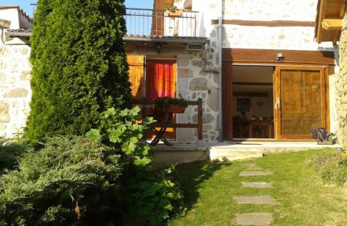 Saint-Pal-de-Chalencon House | Gîte LA GRANGE du Vialaron