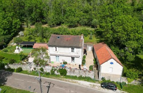 Saint-Sernin-du-Plain House | Gîte la Providence