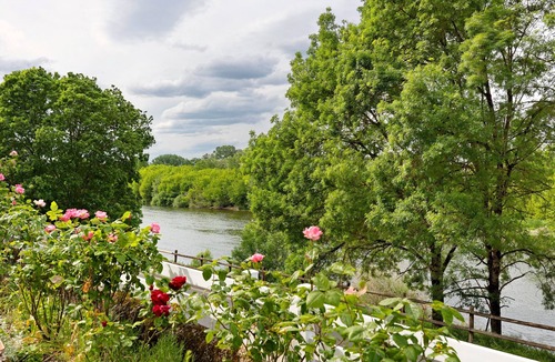 Savonnieres House | Gîte La Salamandre: private terrace, garden, air conditioning, Cher view, 2 bedrooms